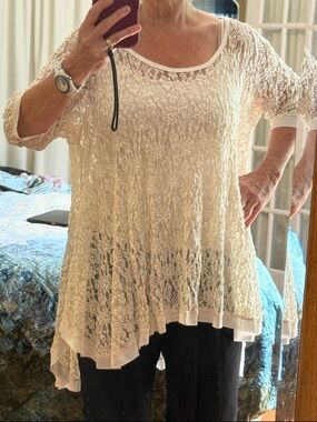 Lace Overlay Surrealist Scoop-Neck Tunic Top in Cream